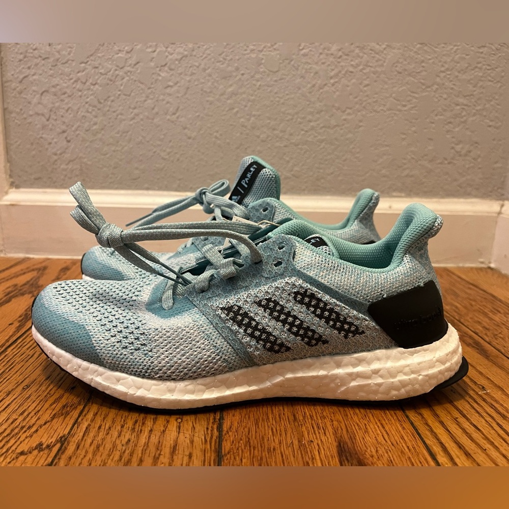 NWT Women’s Adidas UltraBOOST ST w Parley Blue Size 7